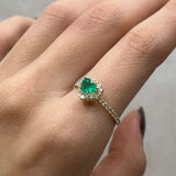 Anillo Corazon de Esmeralda Rodeado de Moissanitas Oro amarillo 18k / Talla 6 / 1,73 Gr / 1,51 mm