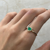 Anillo Corazon de Esmeralda rodeado de Moissanitas Oro amarillo 18k / Talla 7 / 1,67 Gr / 1,31 mm