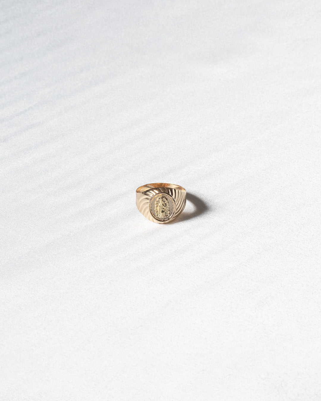 Anillo Virgen Oro amarillo 18k / Talla 11 / 3,67 Gr