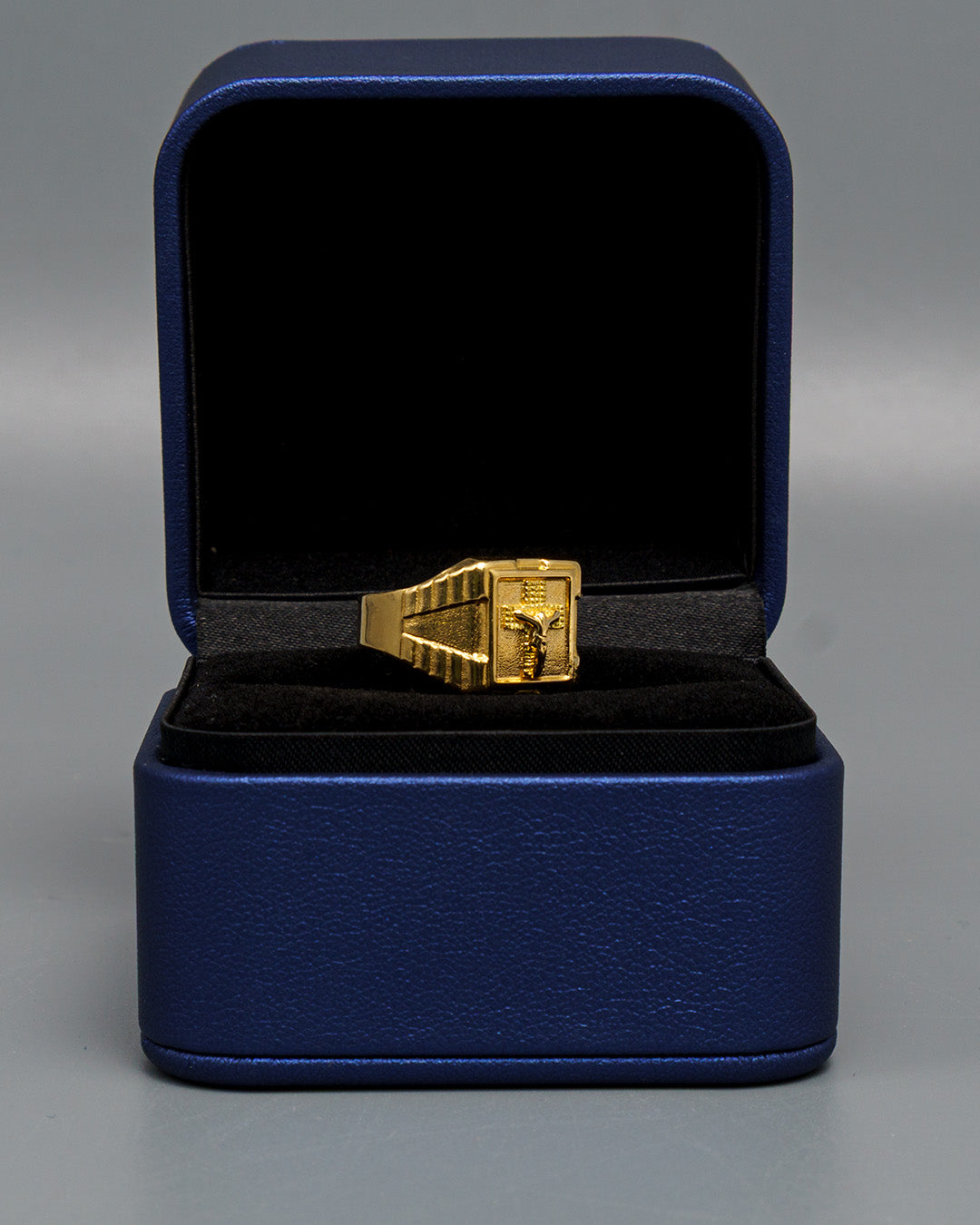 Anillo Cristo Oro amarillo 18k / Talla 9 / 2,96 Gr