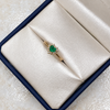 Anillo Corazon de Esmeralda rodeado de Moissanitas Oro amarillo 18k / Talla 7 / 1,67 Gr / 1,31 mm