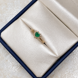 Anillo Corazon de Esmeralda rodeado de Moissanitas Oro amarillo 18k / Talla 7 / 1,67 Gr / 1,31 mm