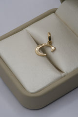 Dije letra (C) oro amarillo 18k 0,86 gr / 9 mm / 1,7 cm