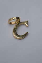 Dije letra (C) oro amarillo 18k 0,86 gr / 9 mm / 1,7 cm