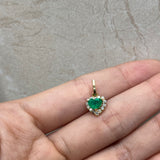 Dije Corazon de Esmeralda Rodeado de Moissanitas Oro amarillo 18k 0,76 Gr / 4,12 mm / 1,5 Cm