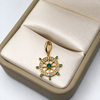 Dije Timon Circones Blancos y Verdes Oro amarillo 18k 1,34 Gr / 1,65 mm / 2,3 Cm
