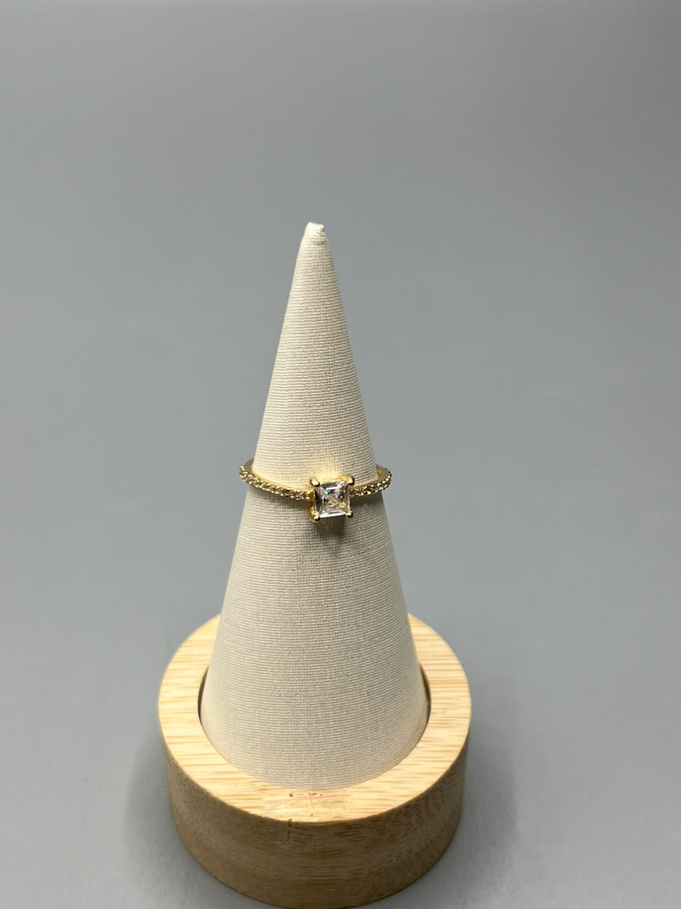 Anillo Caja Circon Blanco Oro amarillo 18k / Talla 5 / 1,12 Gr