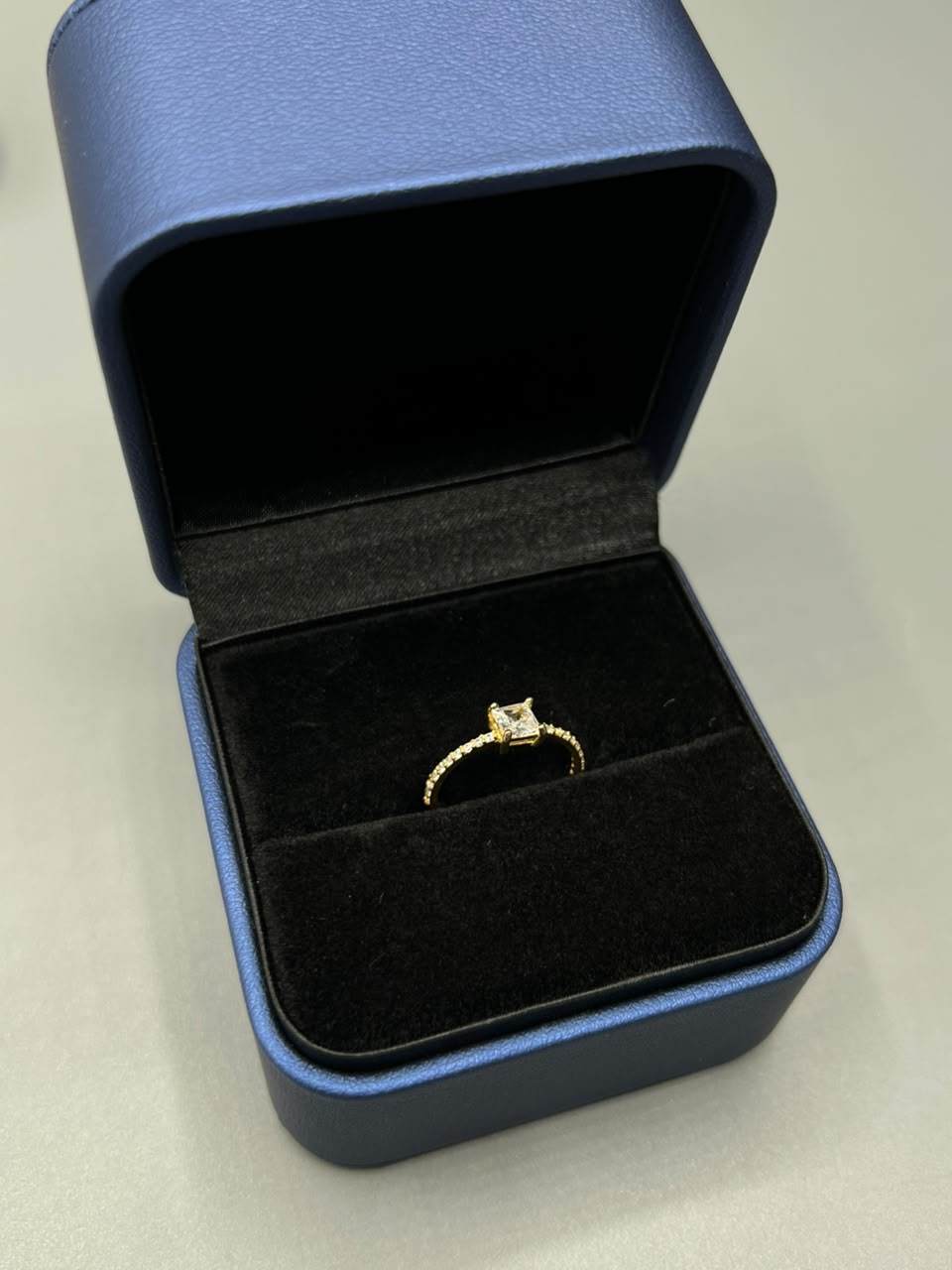 Anillo Caja Circon Blanco Oro amarillo 18k / Talla 5 / 1,12 Gr