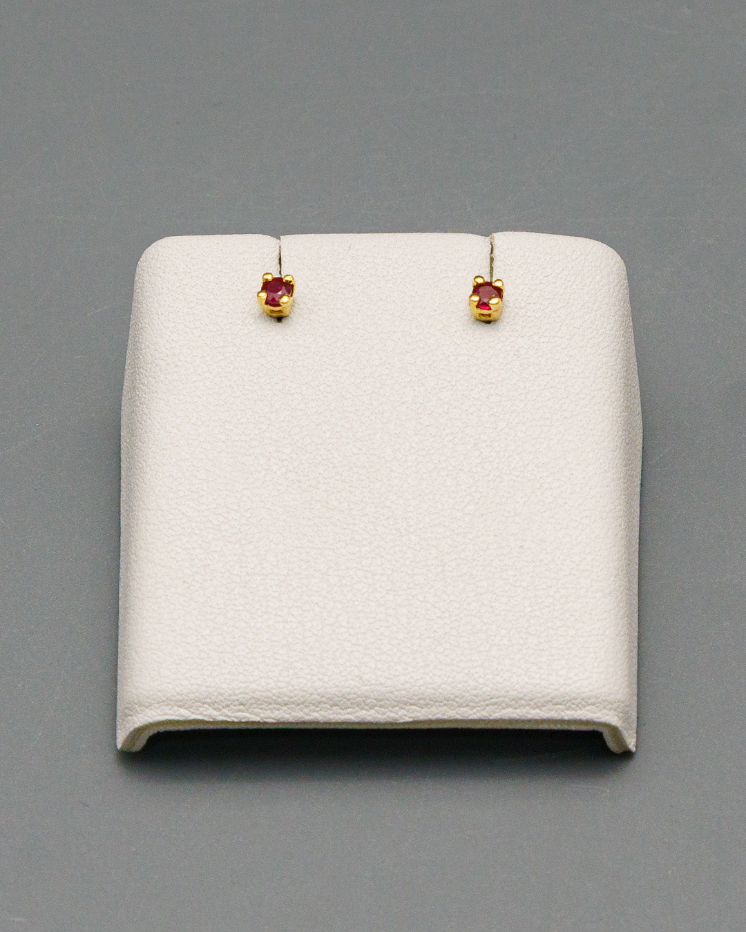 Topos Rubíes Oro amarillo 18k 0,64 Gr / 2,70 mm