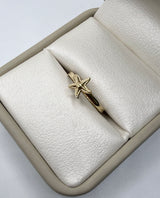 Anillo estrella de mar oro amarillo 18k / talla 6 1/2 / 0,72 gr / 1,6 mm