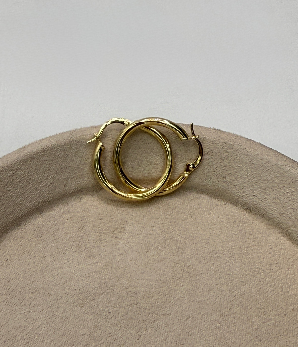 Candonga semi entorchada oro amarillo 18k 1,66 gr / 2,4 cm