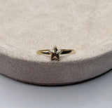 Anillo estrella oro amarillo 18k / talla 7 1/2 / 0,77 gr / 1,55 mm