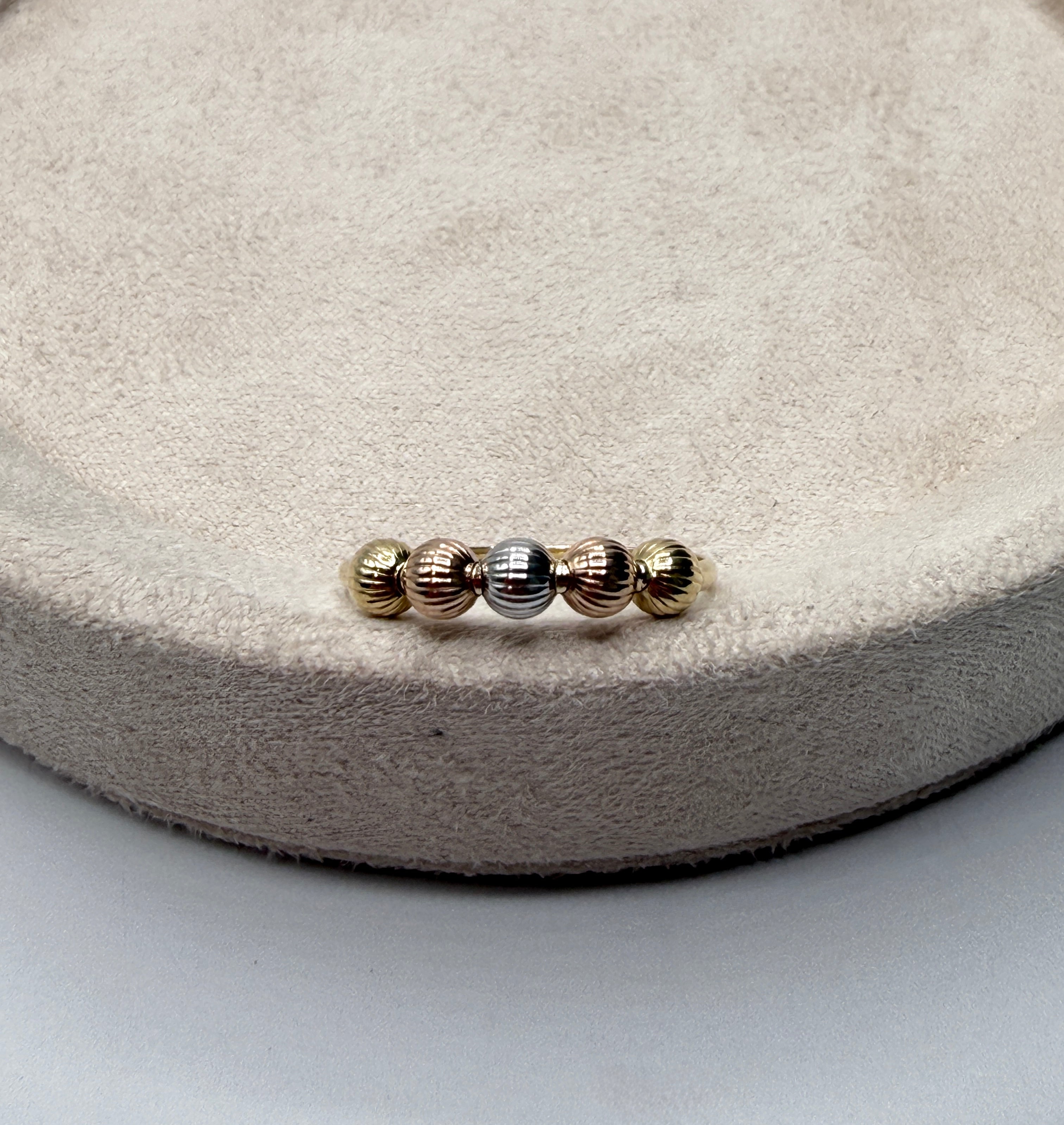 Anillo Bolas Diamantadas Tres oros Oro amarillo 18k / Talla 6 1/2 / 0,96 Gr / 1,63 mm