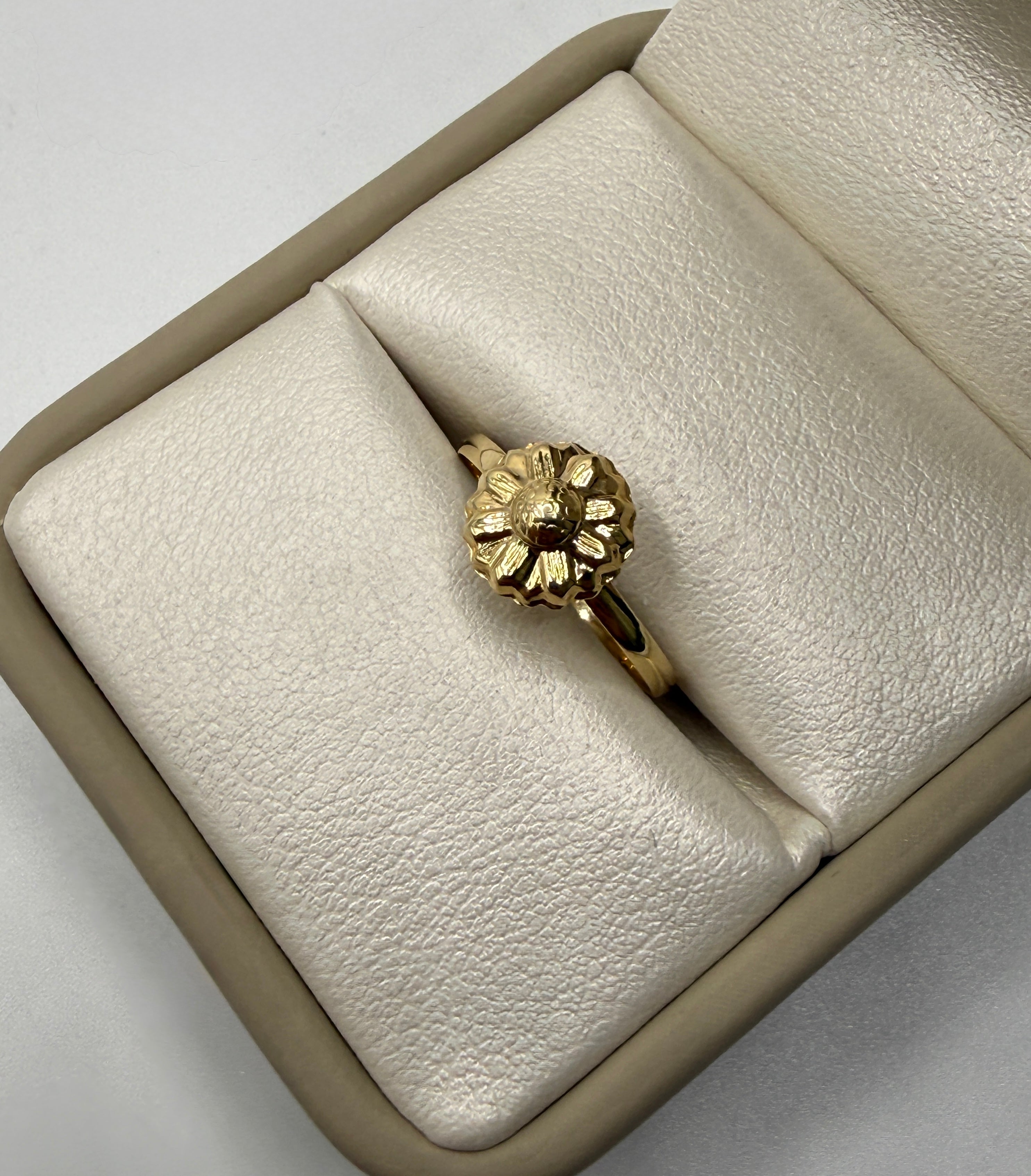 Anillo flor oro amarillo 18k / talla 6 1/2 / 1 gr / 1,7 mm