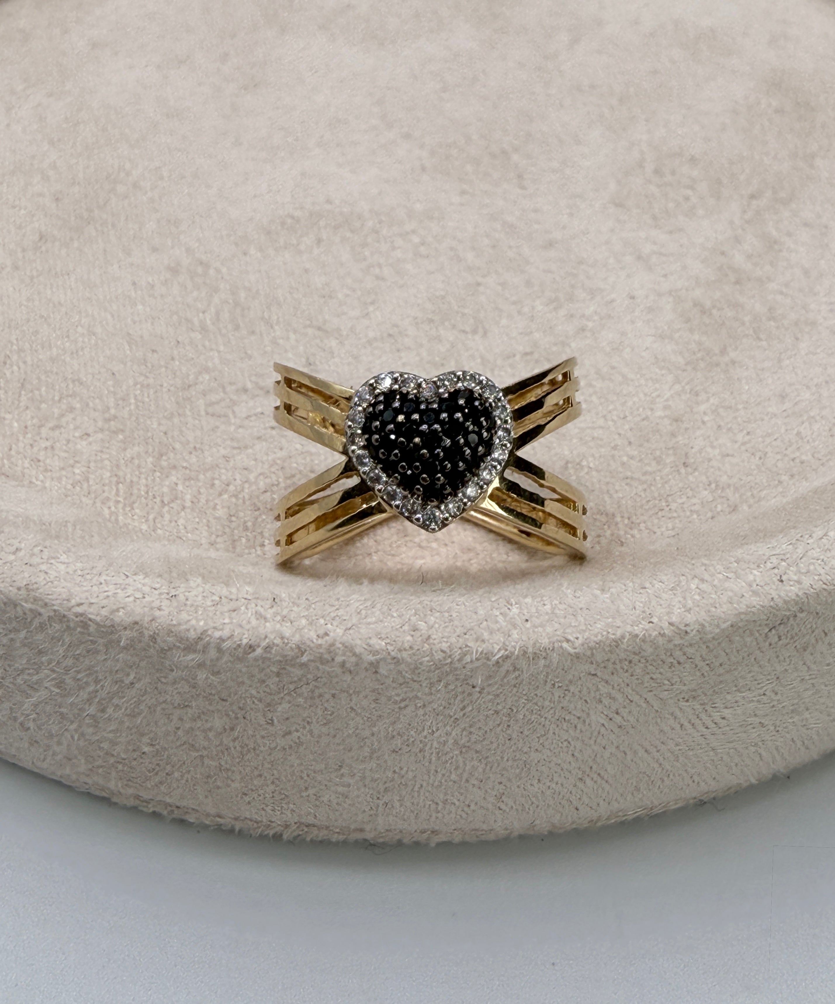 Anillo corazón cruzado circones blanco y negro oro amarillo 18k / talla 5 / 4,29 gr